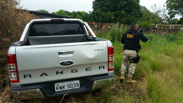 Polícia Rodoviária Federal recupera veículos roubados, em São Gonçalo